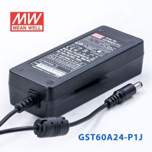 GST60A24-P1J 60W 24V2.5A高效能低空载损耗绿色节能桌上型适配器